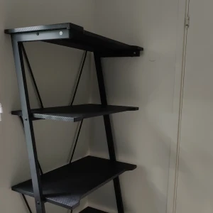 Svart Gaming Hylla - Sonen vill ej ha kvar den så hade tänkt sälja den.  Original Pris 1.000kr