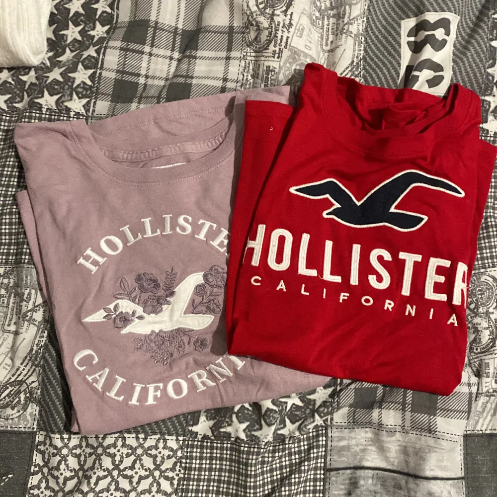 Två jätte sköna och fina t shorts från Hollister! Säljer dom tsm då jag vill sälja dom snabbt, jätte sköna 💗. T-shirts.
