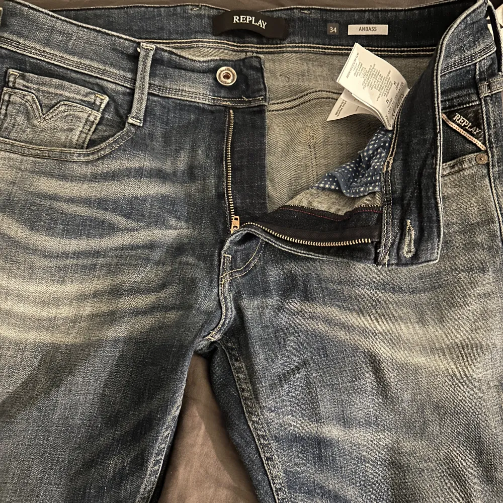 Använd 2-3 gånger sen har de ba vart i garderoben i månader . Jeans & Byxor.
