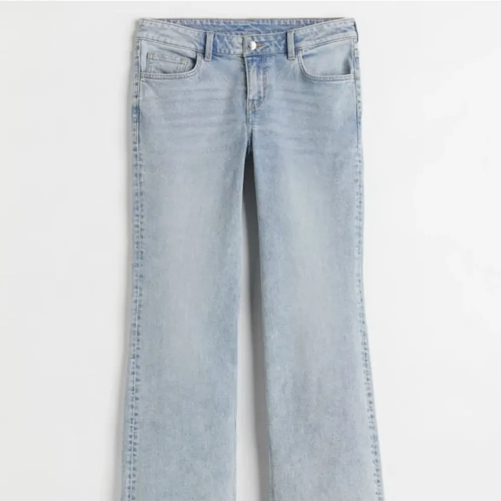 Low waist bootcut jeans hm ! Helt slutsålda! Säljer då de inte kommer till användning, st 38 men passar även 36. Midjemått: 38cm (tvärs över) innerbensmått 79cm. Skriv för fler frågor💞. Jeans & Byxor.