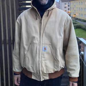 Beige Carhartt worker jacka i storlek M/L. Köpt vintage i London. Nypris 2895kr. Säljer för 799kr.