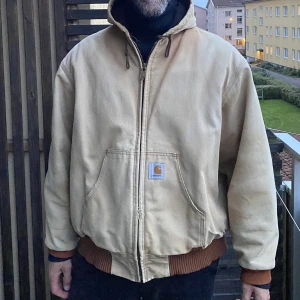 Carhartt jacka - Beige Carhartt worker jacka i storlek M/L. Köpt vintage i London. Nypris 2895kr. Säljer för 799kr.
