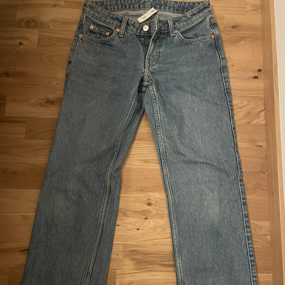 Säljer dessa jeans från weekday i modellen arrow. Storlek 24/30. Jeans & Byxor.