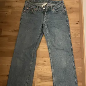 Säljer dessa jeans från weekday i modellen arrow. Storlek 24/30