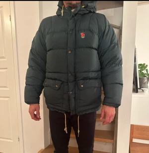 Mörkgrön fjällrävenjacka (expedition down jacket) - Mycket fint skick utan synliga tecken på användning. Mannen på bilden när vanligtvis storlek L