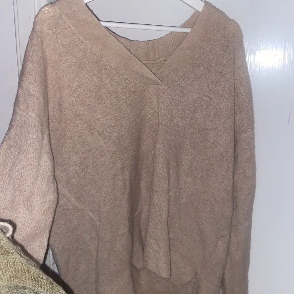 En beige oversized stickat sweatshirt från H&M L.O.G.G. Använd fåtal gånger, perfekt för hösten. . Tröjor & Koftor.