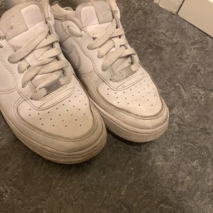 Air force 1 - Mycket använt skick, men super sköna. Behövs tvättas bara så blir skicket mycket bättre. 