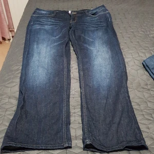 Jeans  - Jag säljar min low waist jeans från Miracle of denim som är i jätte bra skick. I storlek w32L32. Köparen står för frakt.