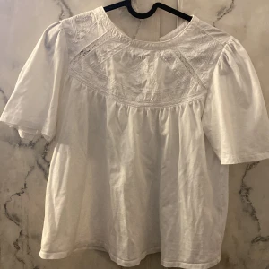 Fin zara topp - En vit zara topp, gullig, använd fåtal gånger, nytvättad💞💕minns ej nypris, ca 300kr(Pris kan diskuteras priv) 