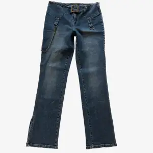 Vintage joelle jeans ! Super fint skick, mycket detaljer, dragkedja vid vristerna. 74 midja, 80 innerbenslängd.
