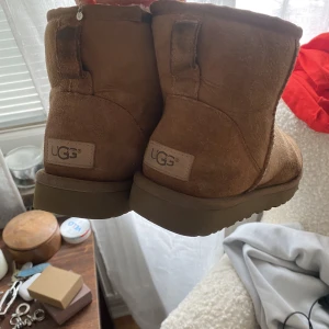 Uggs  - Klassiska uggs, slitna. Har sett flera som räddar uggs i detta skick så det går förmodligen att borsta de så att de blir någorlunda snyggare! Nypris 2200