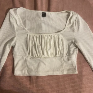 Topp  - En från new yorker o en från shein. Knappt använda. 25kr styck. Den gråa är i S/M och den vita i S