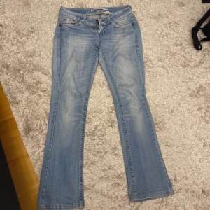 Svin snygga jeans från Only med låg midja och bootcut! Ljusblå och blekta🩵🤍innerbenslängd: 78 cm Midja: 69 cm
