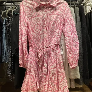 Klänning från Zara - Slutsåld klänning från Zara, den är inköpt förra sommaren och har endast använts 2 gånger. Säljer den då den inte kommer till användning. Använd gärna köp nu!