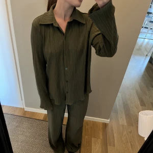 Grönt set från Gina!  - Grönt Gina set. Matchande byxor och tröja! 