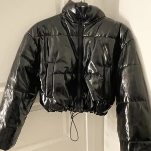 DUNJACKA  - Glansig skinn jacka. kort. Inga skador, bra skick. Från H&M. Strl S/M. 🤍
