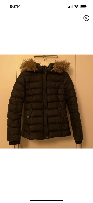 Tommy Hilfiger vinterjack - Säljer en vinterjacka från Tommy Hilfiger i bra skick. Storlek M, 500kr