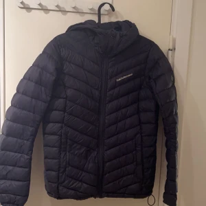 Peak performance jacka  - En liten skada på jackan men annars hel och ren 
