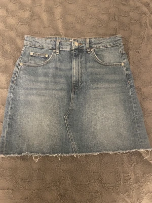 Kjol - En jeanskjol som är lite högmidjad men i fint skick. Jag säljer den eftersom att jag inte använder den så mycket längre.❤️