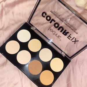 Contour kit | Technic - Ett jättefint oanvänt technic contourkit i form av pressed powder. Det finns både ljusa och mörkare färger, samt kalla och varma nyanser. Den är som sagt oanvänd, men öppnad. Skriv för mer info och bilder.