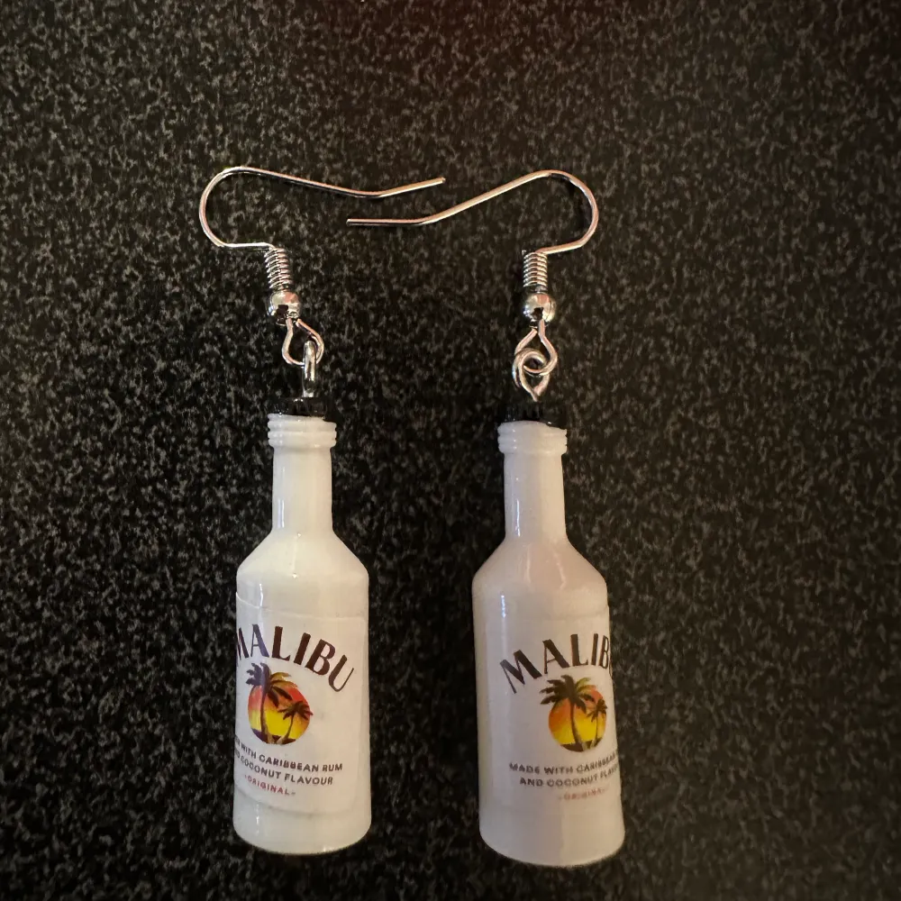 Nya örhänge med Malibu. Krokarna är inköpta som nickelsäkra.. Accessoarer.