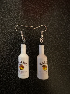 Örhänge med Malibu  - Nya örhänge med Malibu. Krokarna är inköpta som nickelsäkra.