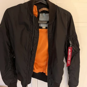 Bomberjacka Alpha Industries - Bomberjacka från Alpha Industries i storlek XS, passar även S🤍 Köpt 2022 för 2800kr och använd fåtal gånger