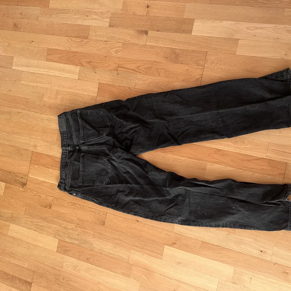 Säljer dessa superfina jeans då de ej passar mig längre. Storleken passar en person med storleken S/36. Knappt använda.💕. Jeans & Byxor.