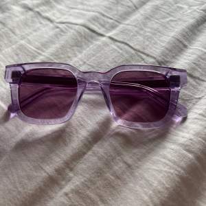 Solglasögon av märker CHIMI. Modell 04 Light Purple. Har för mig att det är Limited Edition, kan inte heller hitta dom på deras hemsida. Köpta för 1250. Sparsamt använda, inga repor eller så. 