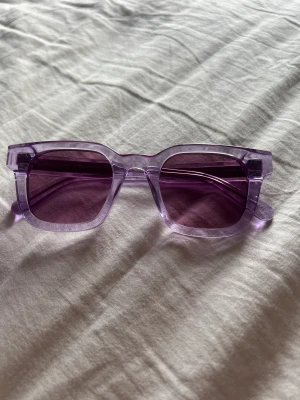 CHIMI 04 - Solglasögon av märker CHIMI. Modell 04 Light Purple. Har för mig att det är Limited Edition, kan inte heller hitta dom på deras hemsida. Köpta för 1250. Sparsamt använda, inga repor eller så. 