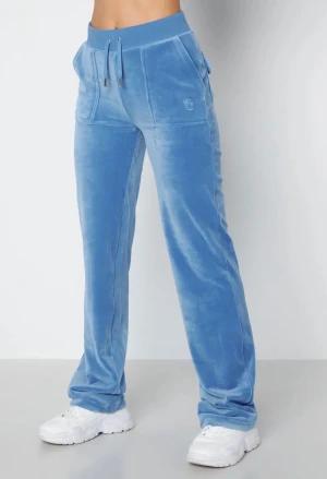 Juciy couture byxor - Säljer då jag tröttnat på färgen❤️fint skick (de har varit uppklistrade så de är små klisterbitar kvar på insidan nere vid foten, men de är inget som syns eller känns när man har på sig dem) därav priset! Bortsätt ifrån de är de i toppen skick