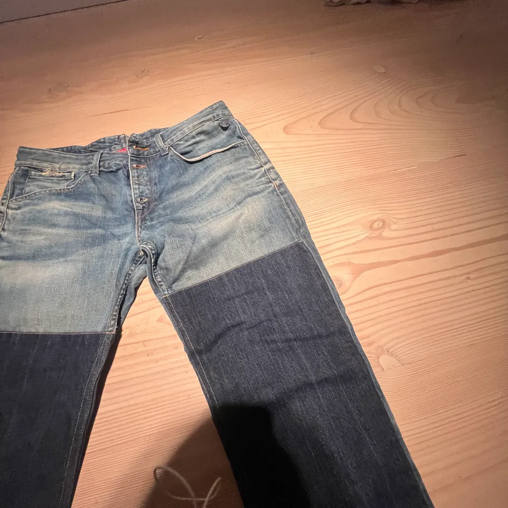 Säljer dessa svincoola jeans från replay!❤️❤️. Jeans & Byxor.