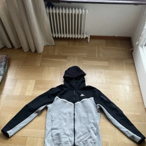 Grå och svart Nike tech överdel - Nyskick, size medium, begagnad Pris kan diskuteras