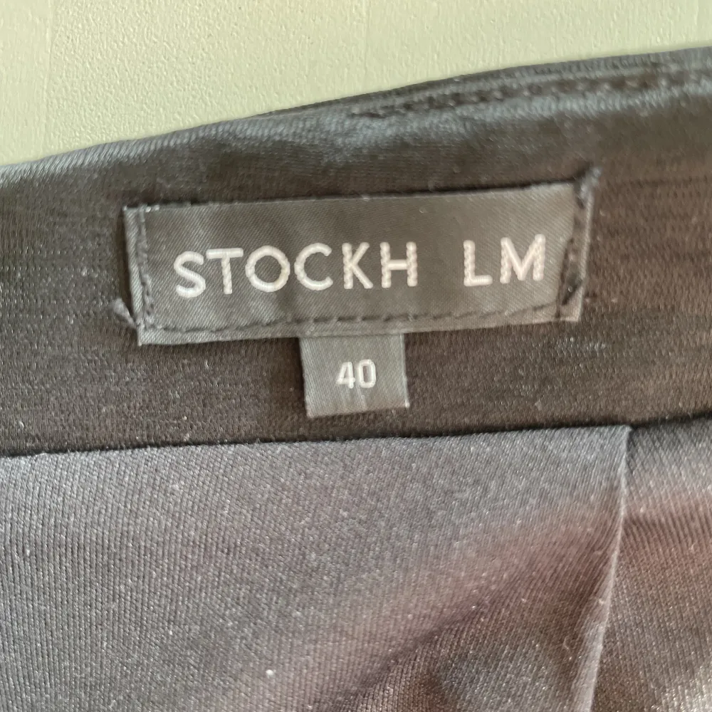 Kjol från STOCKH LM.  Storlek: 40 Material: Viscos, polyamide Använd, men utan anmärkning.. Kjolar.