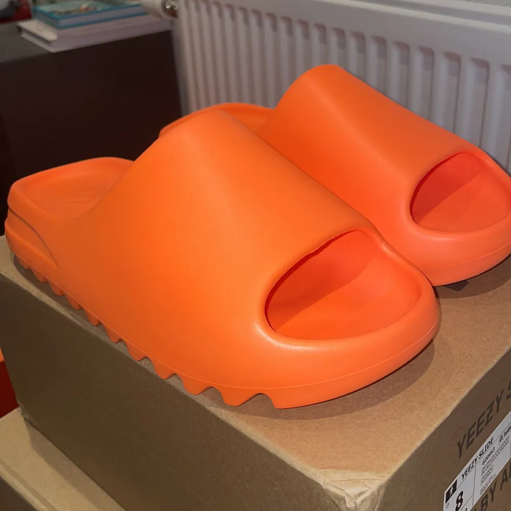 Yeezy slides i orange färg  Endast testade  Box finns  Storlek 42, sitter som 40/39. Skor.