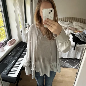 fest blus - fin tröja köpt secondhand men från h&m, aldirg använd och fin skick!💖 !!TRYCK PÅ KÖP NU!!
