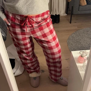 Pyjamasbyxor  - Säljer dessa snygga oversize pyjamasbyxorna från H&M, väldigt sköna och endast använda några få gånger. Har inga defekter eller liknande ser ut som nya!!