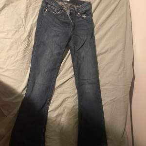 Fina nästan nya bootcut jeans från Lindex i storlek 38, lite tighta men i fint skick! Köptes för 400 säljes för 250.   Byxor ska hämtas upp, adress ges privat.
