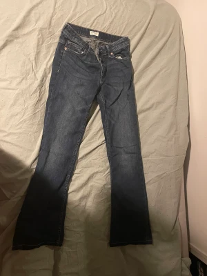 Bootcut jeans från Lindex  - Fina nästan nya bootcut jeans från Lindex i storlek 38, lite tighta men i fint skick! Köptes för 400 säljes för 250.   Byxor ska hämtas upp, adress ges privat.