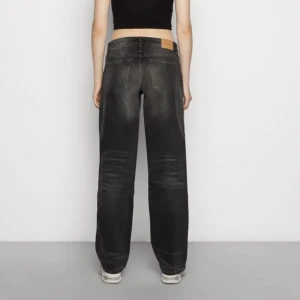 Arrow low weekday - Säljer jeansen då dem blivit försmå. Dem är sparsamt använda och har inga skador. Pris går att diskutera. Dem är Lågmidjade Nypris:590kr