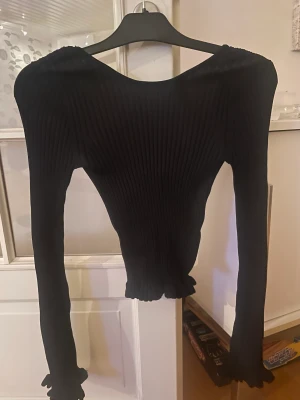 Ribbad långärmad  - Fin höst/vinter tröja från Gina Tricot som är ribbad med volanger och djupare i ryggen. Tröjan har jag köpt på plick men var tyvärr lite stor på mig men annars väldigt fin. Inga defekter och är i nyskick. Skriv gärna först då jag är bortrest snart!🫶🏼