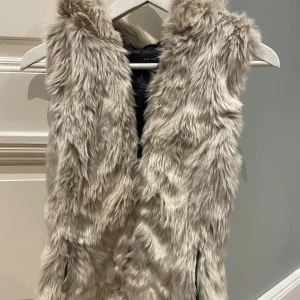 Väst - Pälsimitationsväst från ONLY storlek S med luva och dragkedja