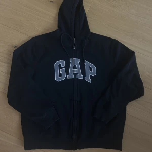 Gap Hoodie - Jättefin Gap zip hoodie som tyvärr var alldeles för stor för mig, köpte själv den här på plick. Hoodien är från luvan till nedre kanten 96cm, nedre kanten är 58cm bred och från ärm till ärm är den 158cm.