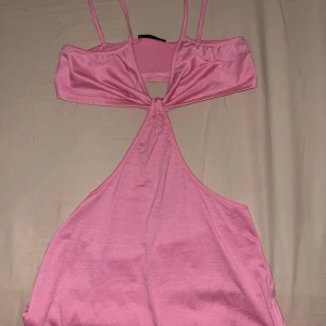 Rosa klänningen  - Supersnygg rosa klänning, helt oanvänd. Tyvärr för liten för mig. (Bilderna är från hemsidan). Fler bilder kan skickas privat, köparen står för frakten❤️