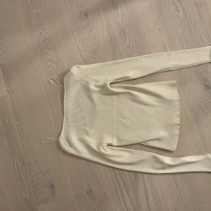 Topp  - En jättefin topp från ginatricot som tyvärr inte används längre. Den är använd va 2 gånger🥰