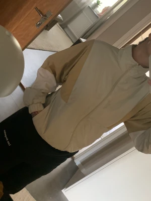 Jacka - Snygg mjuk tränings jacka i beige/greige från Etirel storlek S. 🫶🏻