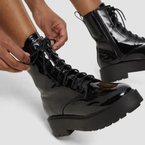 Helt nya skor/boots - Säljer mina helt nya skor/boots som jag aldrig har använt utan bara ligger och dammar i sin kartong eftersom att jag var för lat för att skicka tillbaka dom. Storlek 39, nypris 600kr jag säljer dom för 300kr🩷