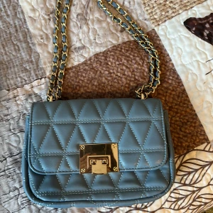 Väska  - Säljer denna fina axelväska då jag aldrig har burit den💕 Väskan är i nyskick!!