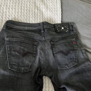 Lågmidjade jeans - Lågmidjade jeans köpta här på plick , säljer pga att dom inte kommer till användning 