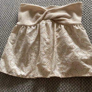 Tub topp - Jag säljer en tub topp,är som ny inga effekter eller liknande.